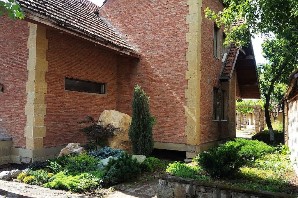 Вилла Rare House With Garden Тбилиси Экстерьер фото
